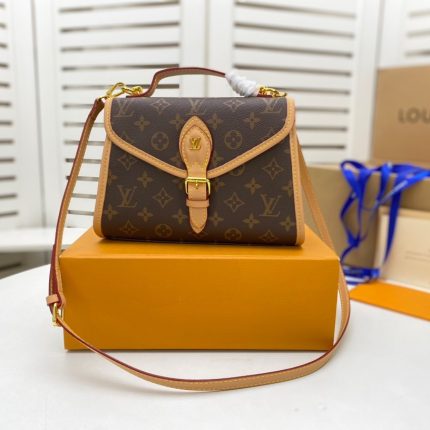 Nicolas Ghesquière lvy Bag