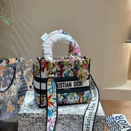 D lady bag size; 24 cm