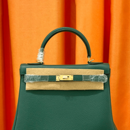 Hermès Kelly 25 Leather Bag in Green with Gold Hardware